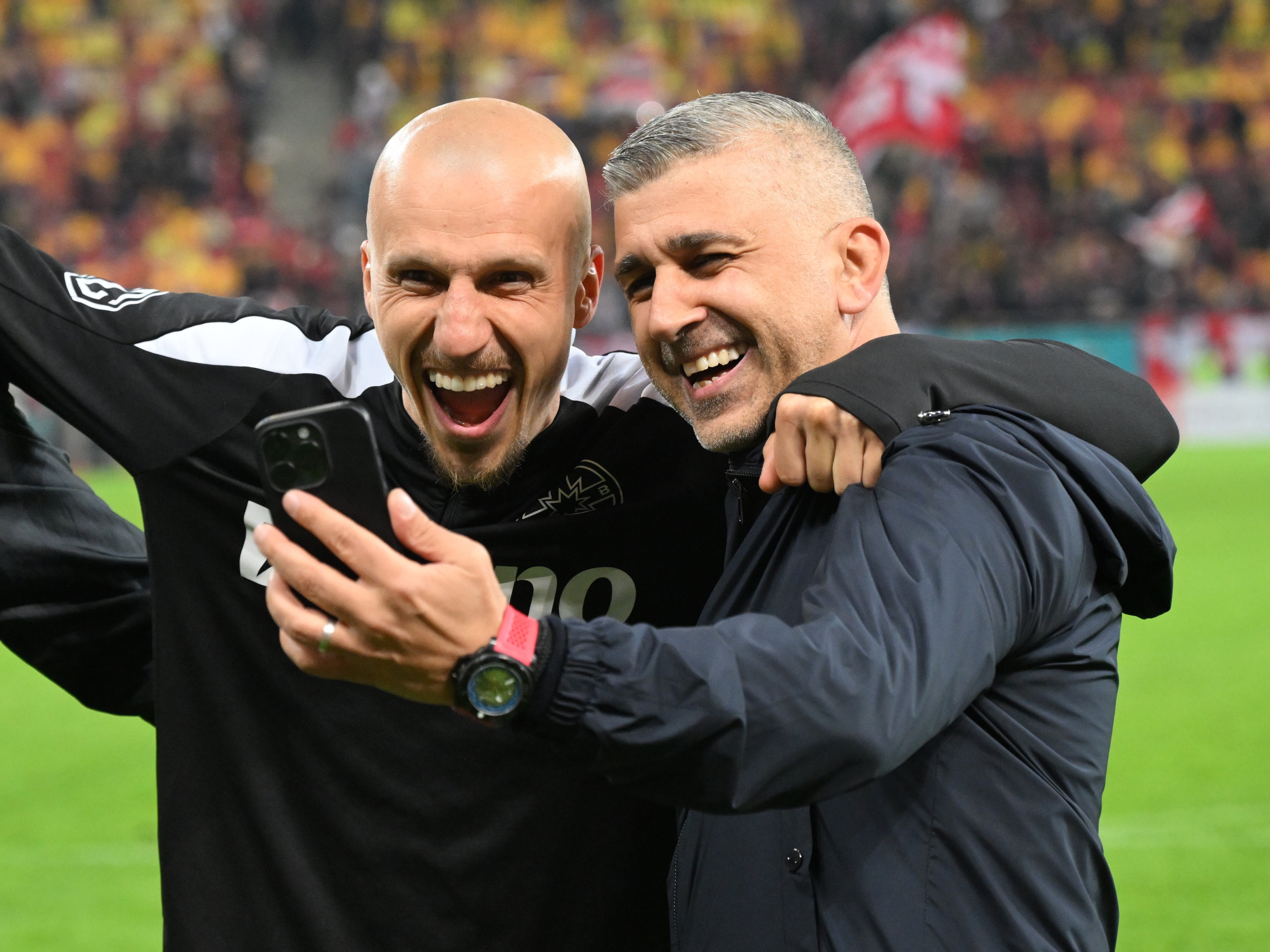 Direct pe teren! Jucătorii de la FCSB au sărbătorit victoria cu Dinamo, alături de un fost jucător al campioanei