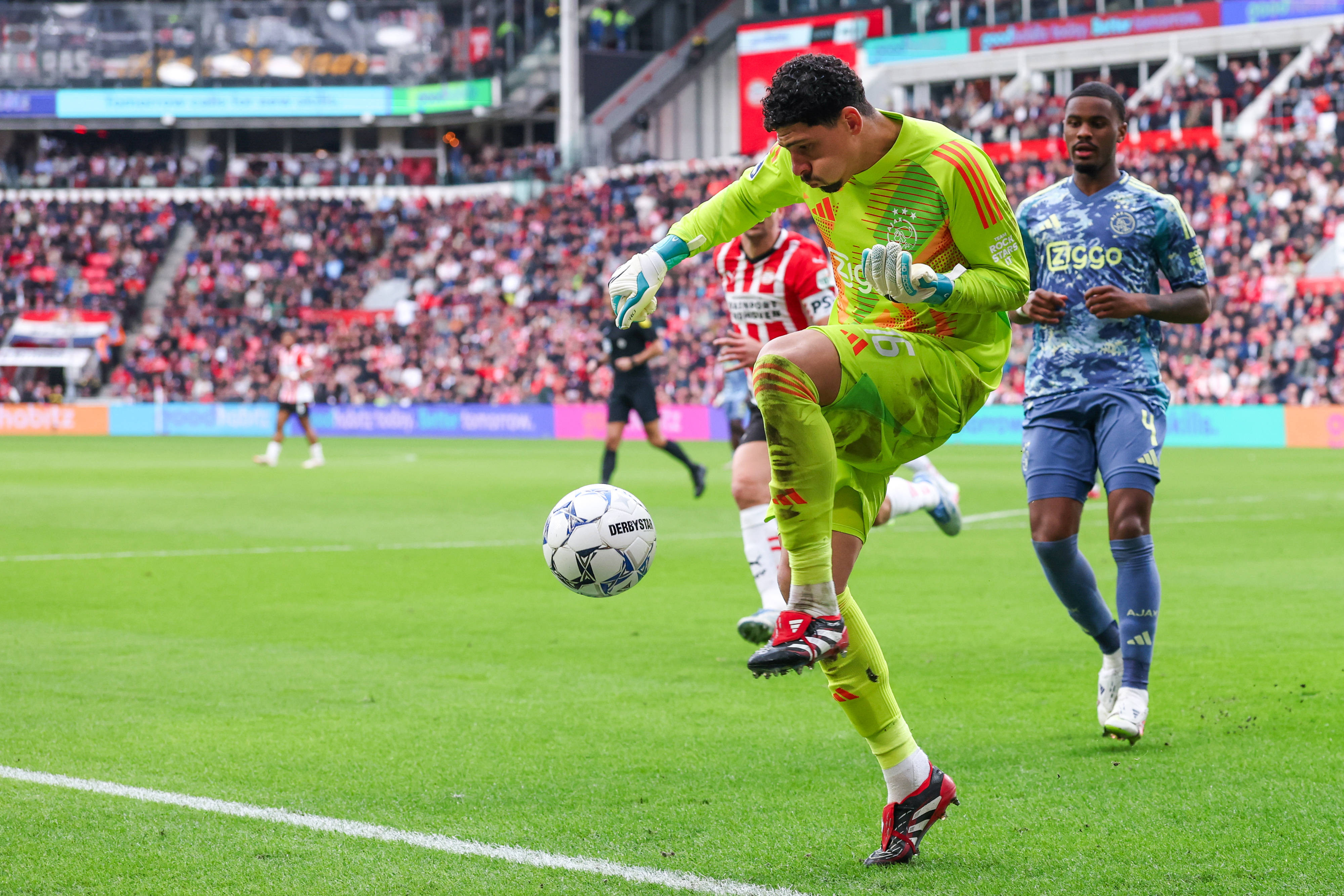 Ajax Amsterdam, gata pentru titlu! Portarul Matheus, pasă de gol &icirc;n derby-ul c&acirc;știgat la PSV Eindhoven acasă