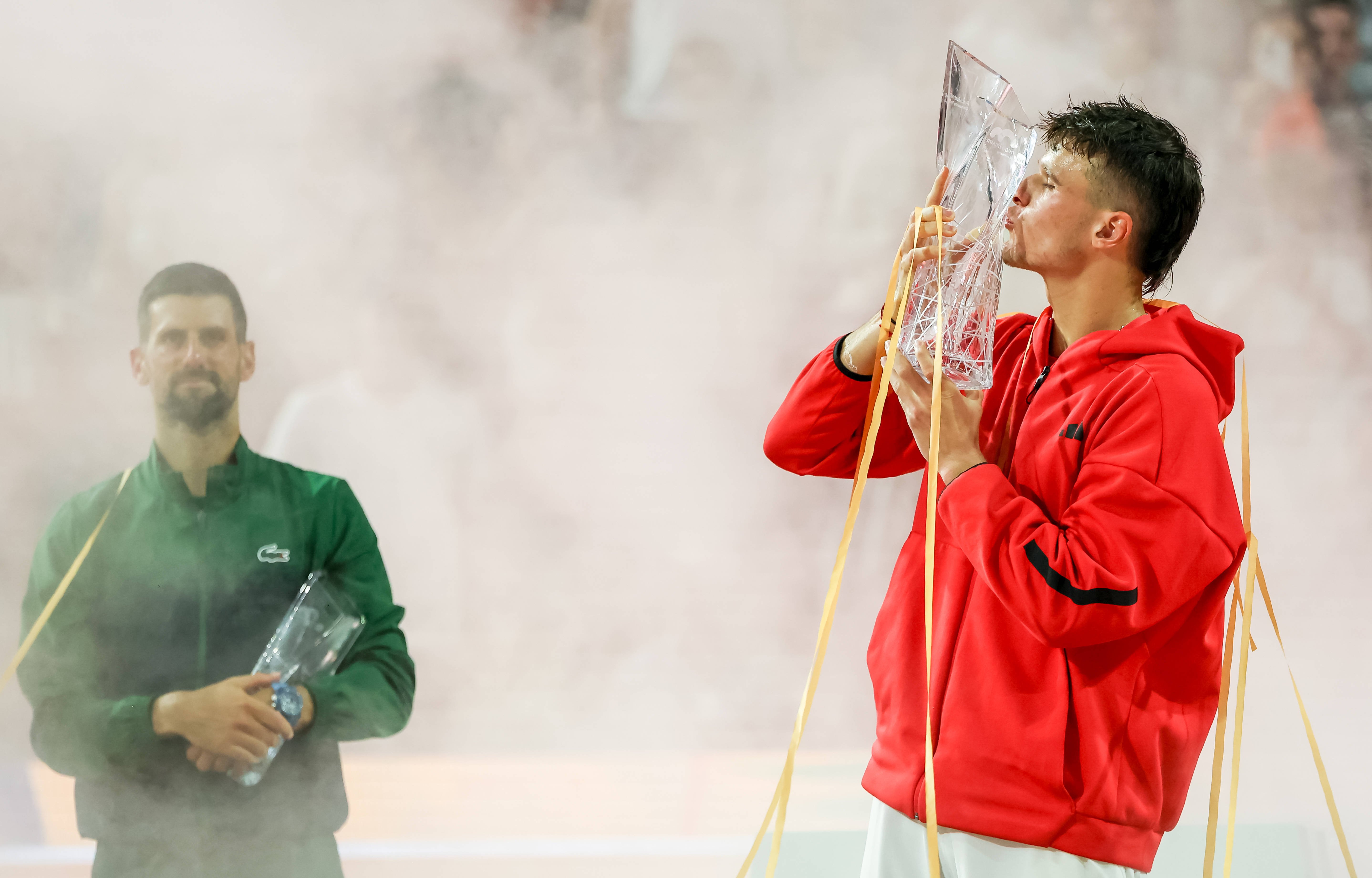 Nu a mai vrut să joace finala, dar s-a răzg&acirc;ndit și l-a bătut pe Djokovic: ce a scris t&acirc;nărul Mensik pe cameră, după meci