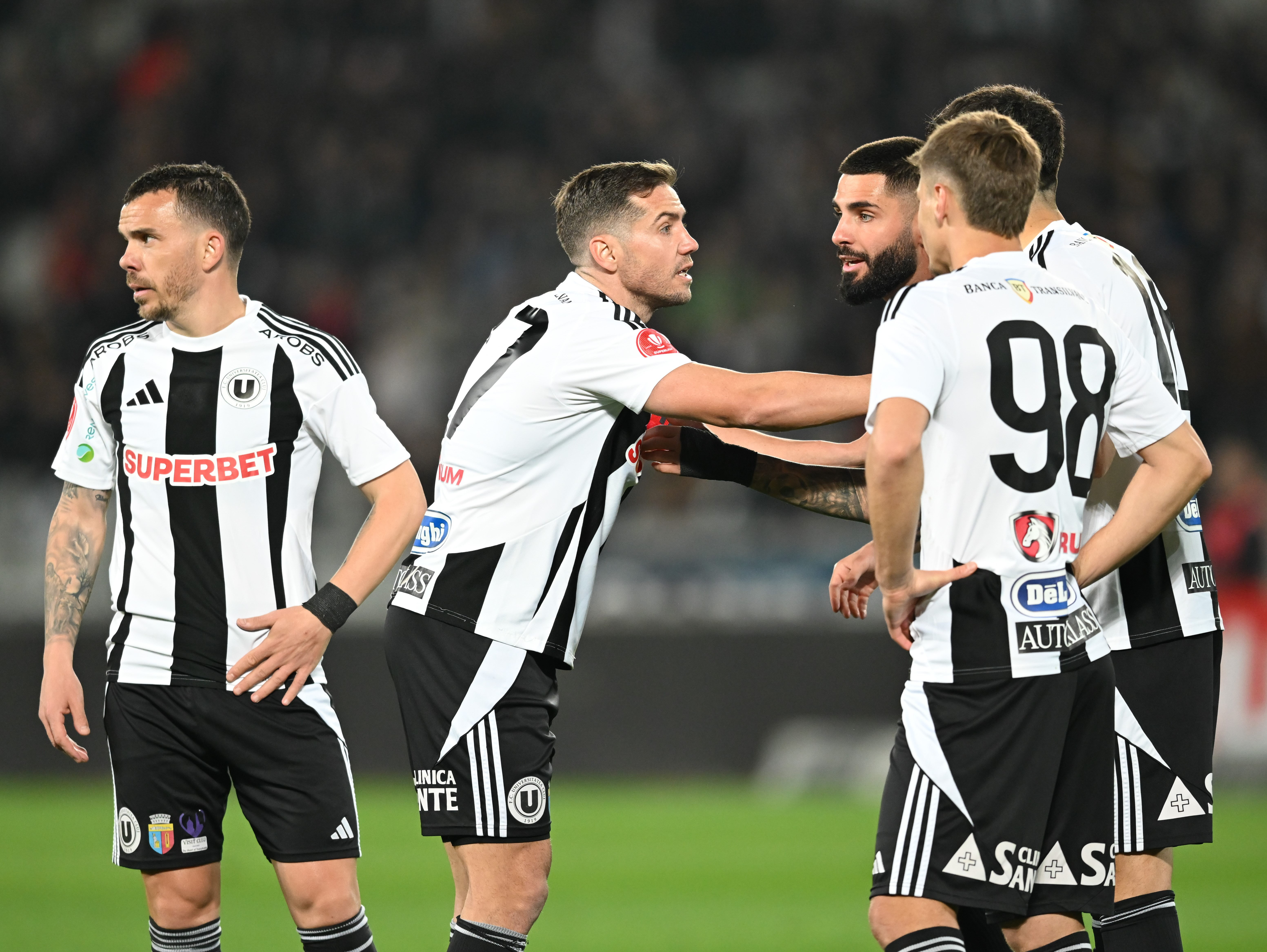 Cum a revenit Sabău &icirc;n lupta la titlu, cum a pierdut Petrescu un meci pe care l-a dominat? Trei idei după U Cluj - CFR 1-0