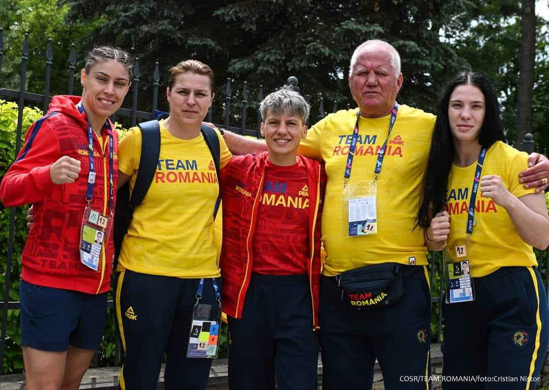 Părintele boxului feminin rom&acirc;nesc, un suflet de aur: Ne-a luat la el acasă. C&acirc;nd aude ce se vorbește despre noi, &icirc;i dau lacrimile