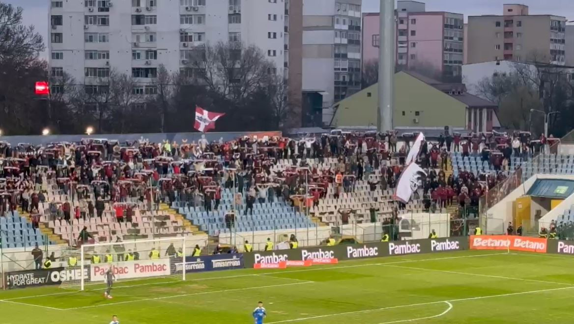 Fanii rapidiști, &icirc;n silenzio stampa la Buzău! Protest față de conducerea clubului. Mesajul afișat
