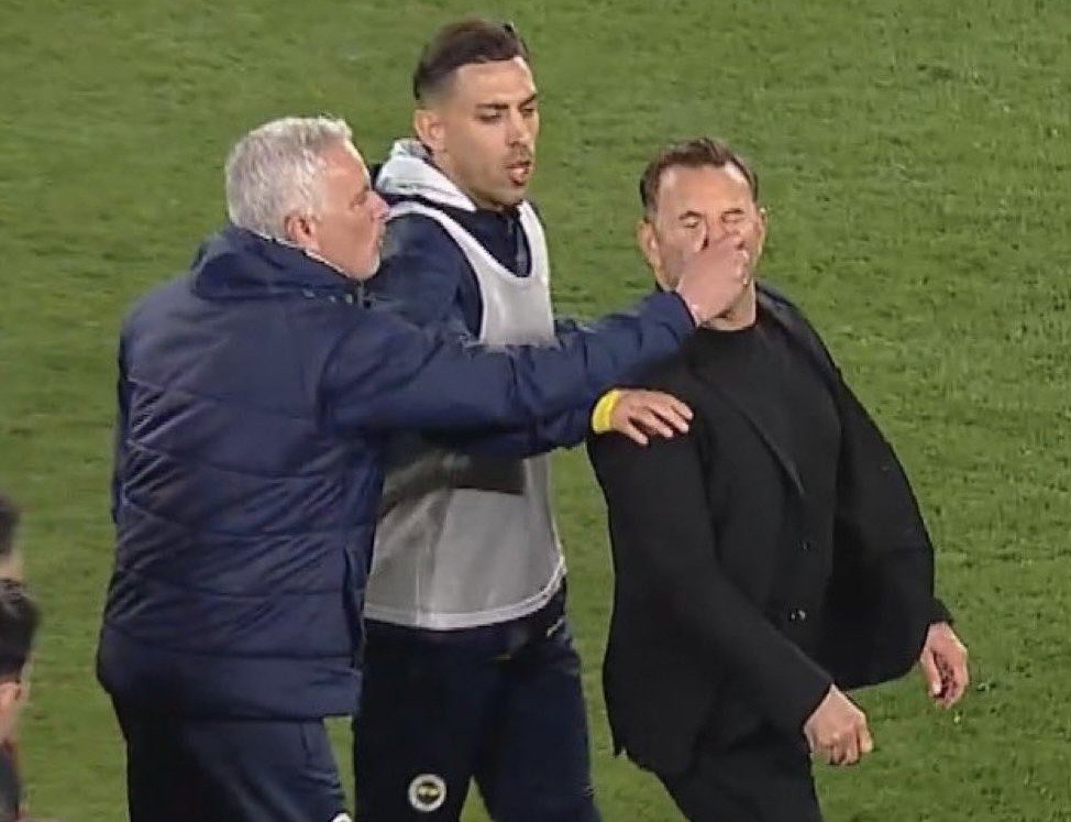 Antrenorul lui Galatasaray a reacționat după ce Jose Mourinho l-a ciupit de nas: A intervenit din spate c&acirc;nd eu plecam