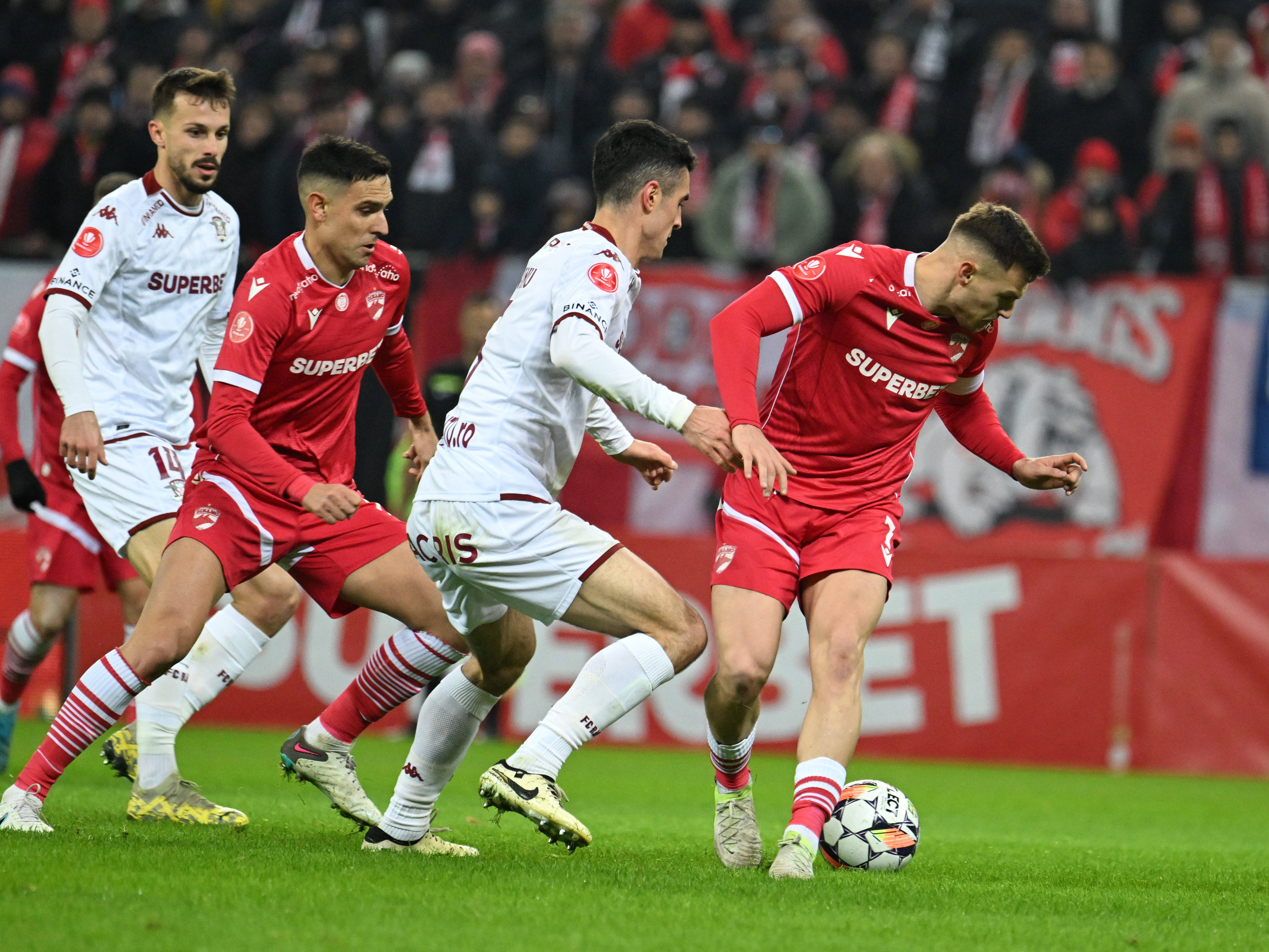 Dinamo n-a mai bătut-o pe Rapid &icirc;n SuperLigă de aproape un deceniu! C&acirc;nd a fost ultimul succes pentru c&acirc;ini