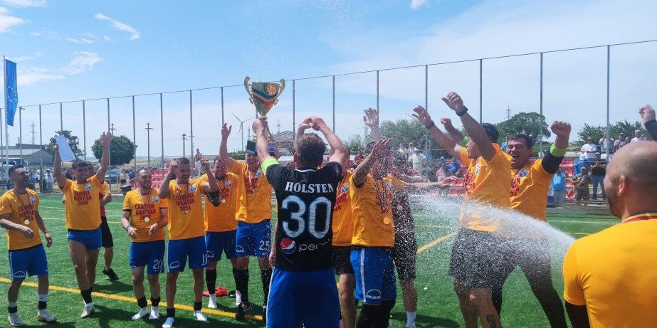 Pescărușul, peste Pelicanul! Echipa de fotbal din Rom&acirc;nia care domină campionatul: victorii pe linie, golaveraj 114-14 și un imn pe măsură