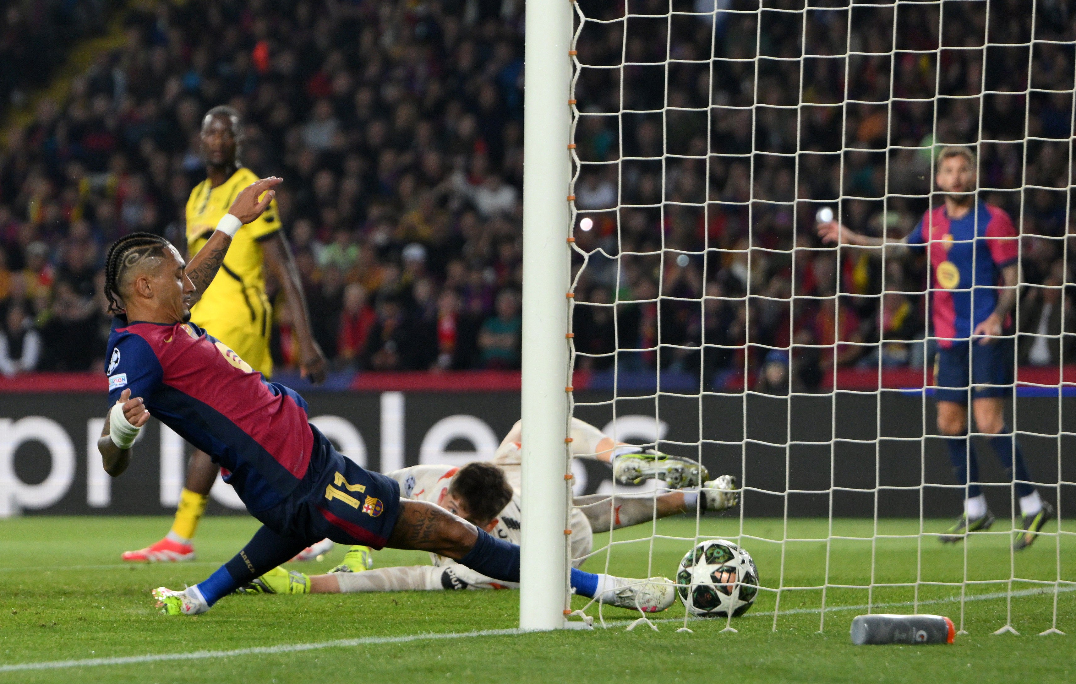 Raphinha, pus la zid în Spania după golul din Barcelona - Dortmund: "Nu îi faci așa ceva unui copil!"