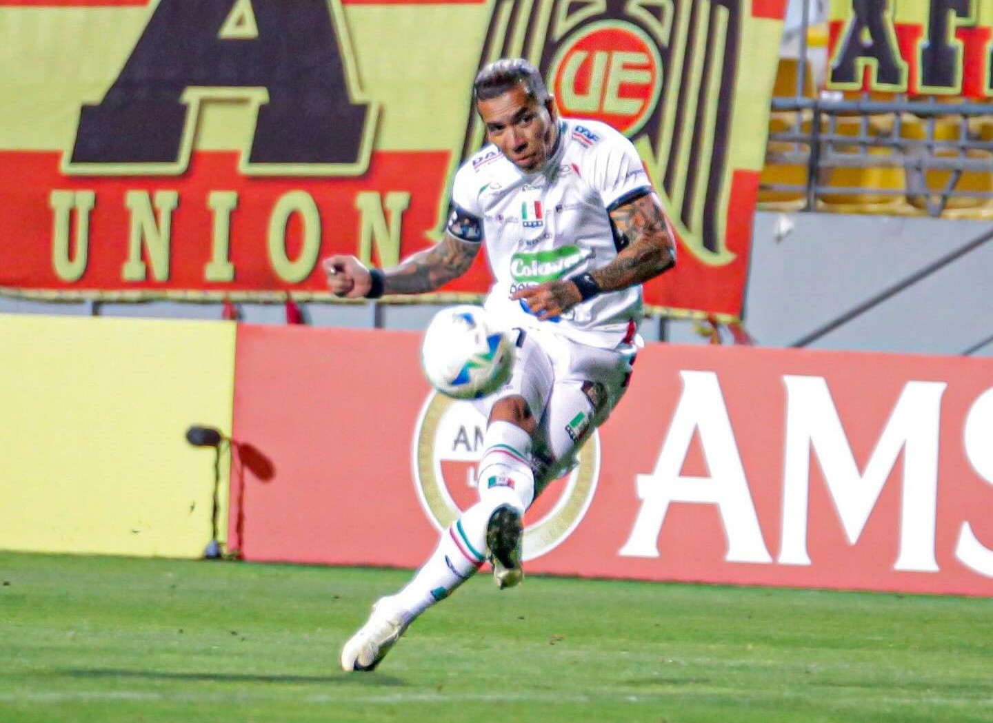 Dayro Moreno, reușită senzațională din afara careului &icirc;n Copa Sudamericana! Următoarea țintă: &rdquo;Por los 400 goles!&rdquo;