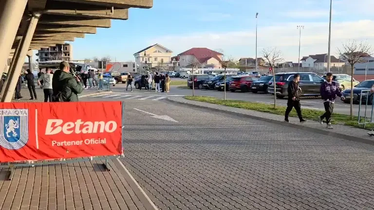 Mihai Rotaru, înainte de Universitatea Craiova - FCSB, alături de familia sa (13.04.2025)