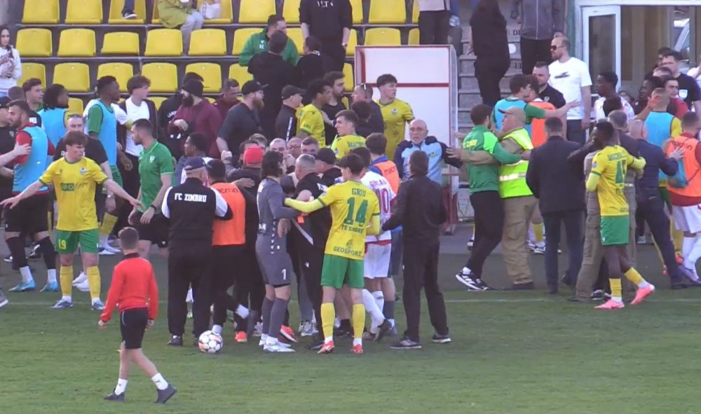 Bătaie generală la finalul derby-ului pentru titlu din Moldova! Numai arbitrii n-au &icirc;mpărțit pumni: &rdquo;Era deja la păm&acirc;nt&rdquo;