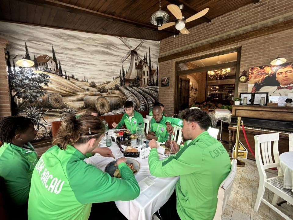 Să vezi și să nu crezi! Echipa din Rom&acirc;nia a rămas fără bani de m&acirc;ncare și a apelat la un restaurant local