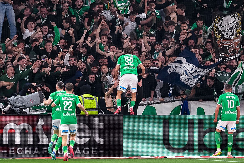 Scandalul Bricheta , &icirc;n varianta franceză! Derby-ul Saint-Etienne - Lyon a fost suspendat după rănirea arbitrului