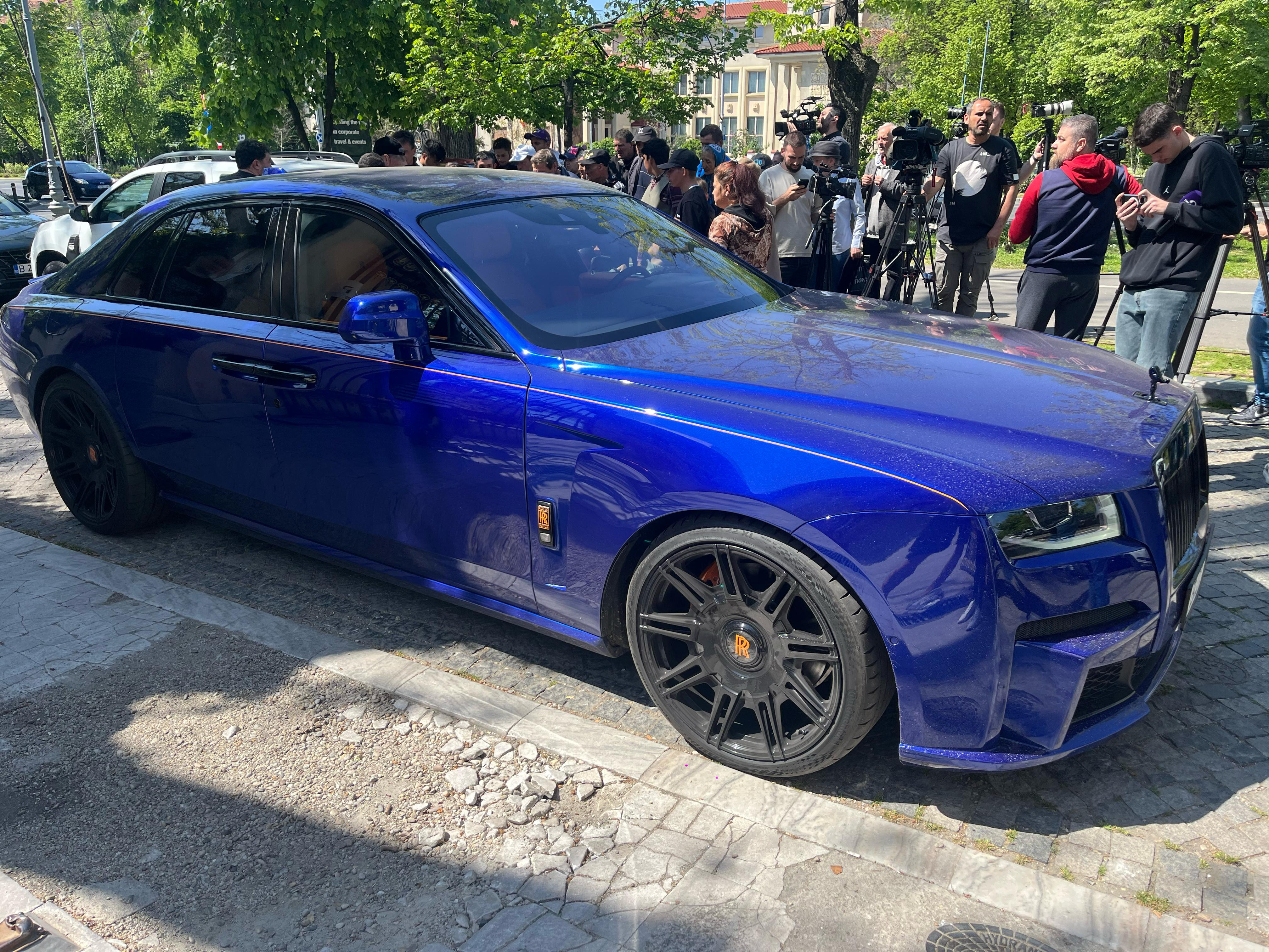 Gigi Becali și-a etalat noul Rolls-Royce de 500.000 de &euro; la Palat