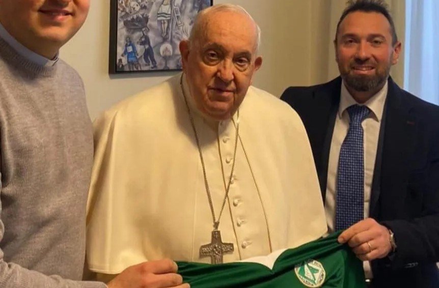 Coincidență stranie &icirc;n fotbal: Echipa care promovează de fiecare dată c&acirc;nd moare un Papă
