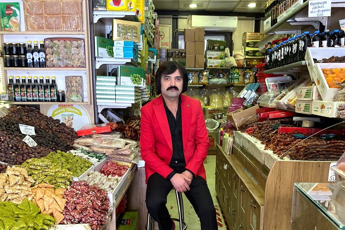 Murat Erdem, un influencer seducător din Turcia, adoptă stilul Borcea și e popular cum e Becali!