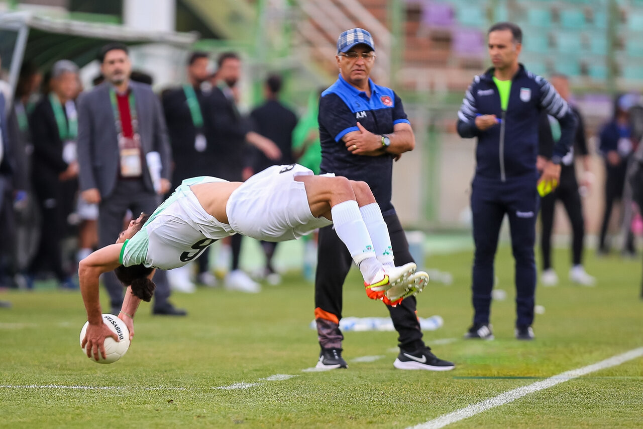 Secvențe incredibile din Iran: &bdquo;Ne-a făcut varză!&ldquo;. Auturile aruncate de un jucător fac &icirc;nconjurul lumii