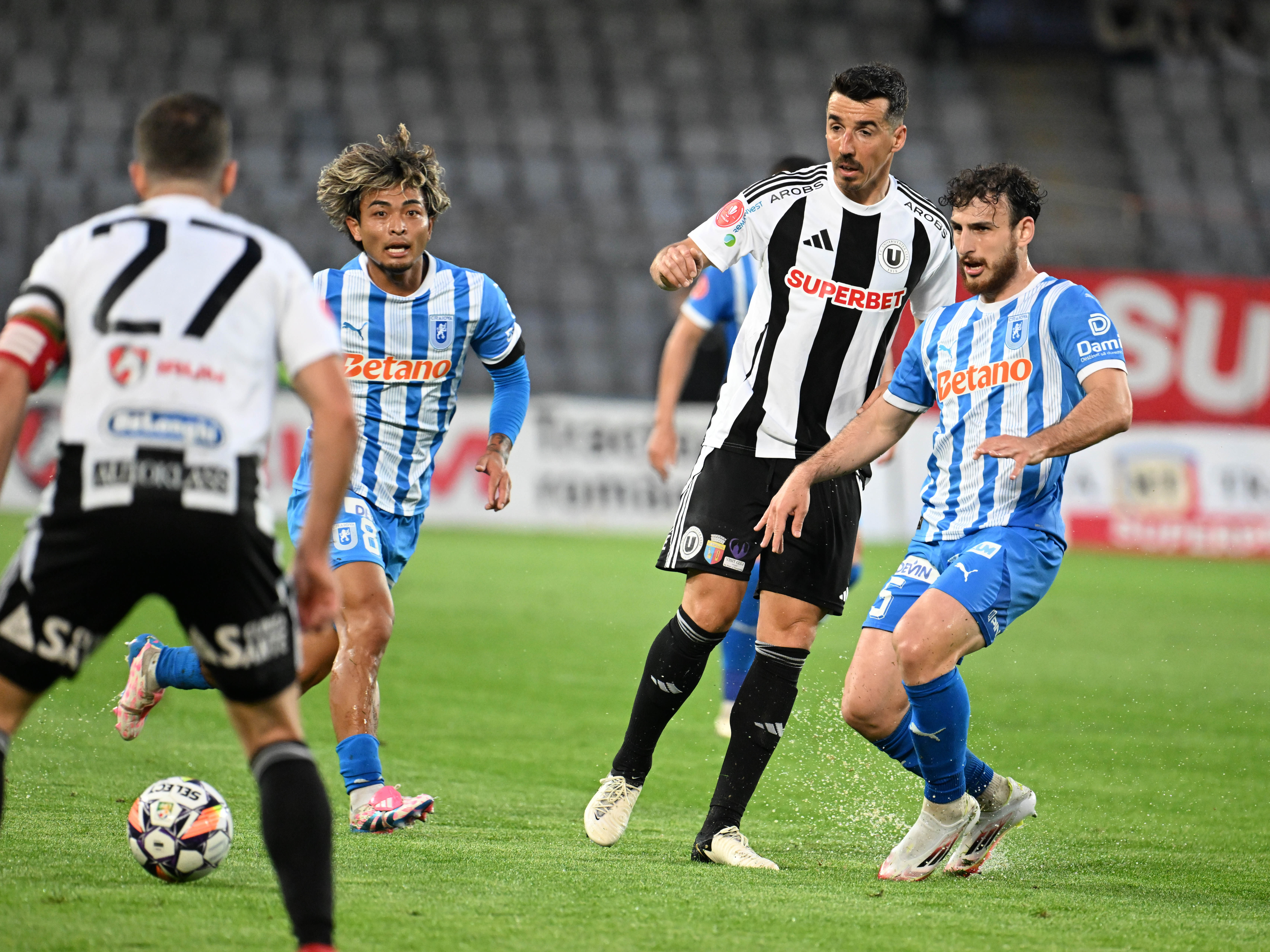 &rdquo;U&rdquo; Cluj - Universitatea Craiova 2-1. Final incendiar! Meci cu de toate: goluri-spectacol, autogol, tensiune maximă. FCSB exultă!