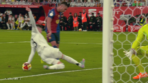 Trei penalty-uri cerute &icirc;n prima repriză la Barcelona - Real Madrid! Verdictul specialistului