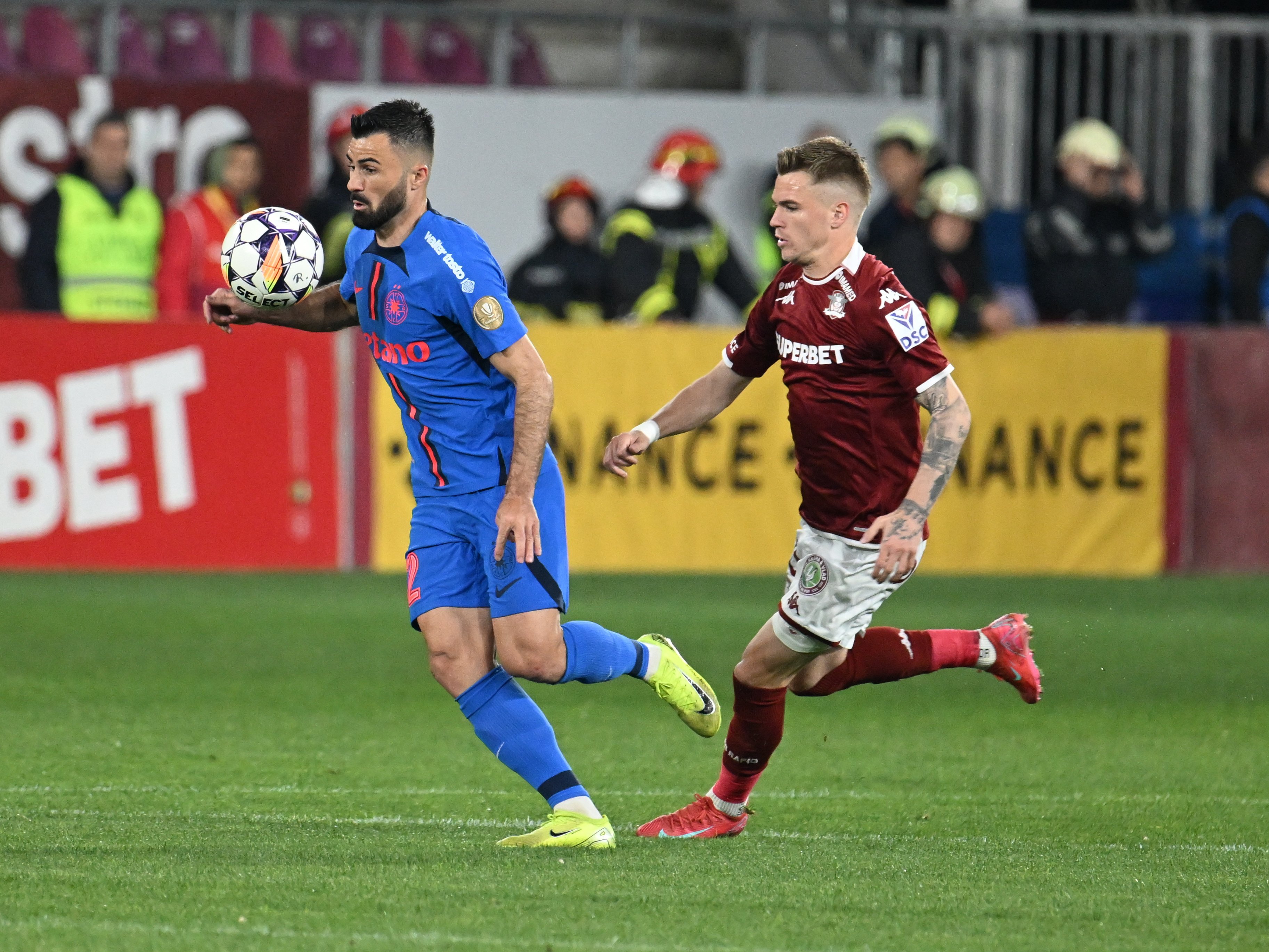 Bannerele afișate de fanii rapidiști &icirc;n prima repriză a &icirc;ncleștării cu FCSB
