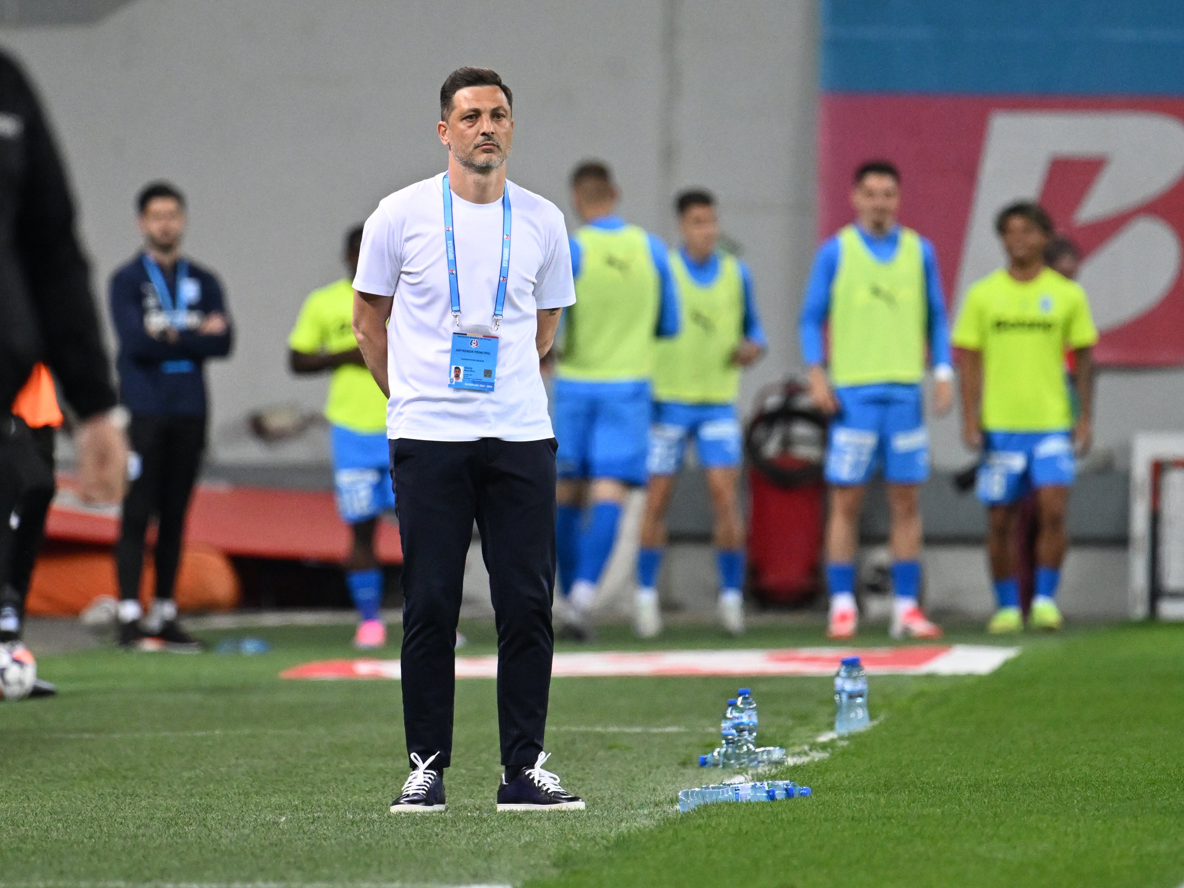Craiova pierde, Rădoi pl&acirc;nge! Asta e echipă de campionat? Marele mijlocaș al Craiovei Maxima nu menajează pe nimeni