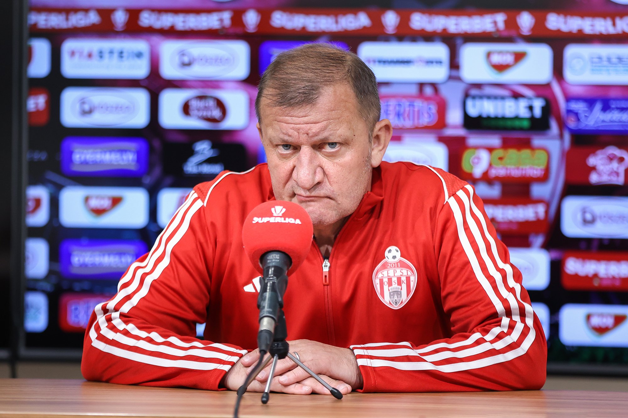 Reacție categorică &icirc;n cazul lui Dorinel Munteanu: &rdquo;C&acirc;nd &icirc;i pui la muncă pe puturoși, toți sunt &icirc;mpotriva ta&rdquo;