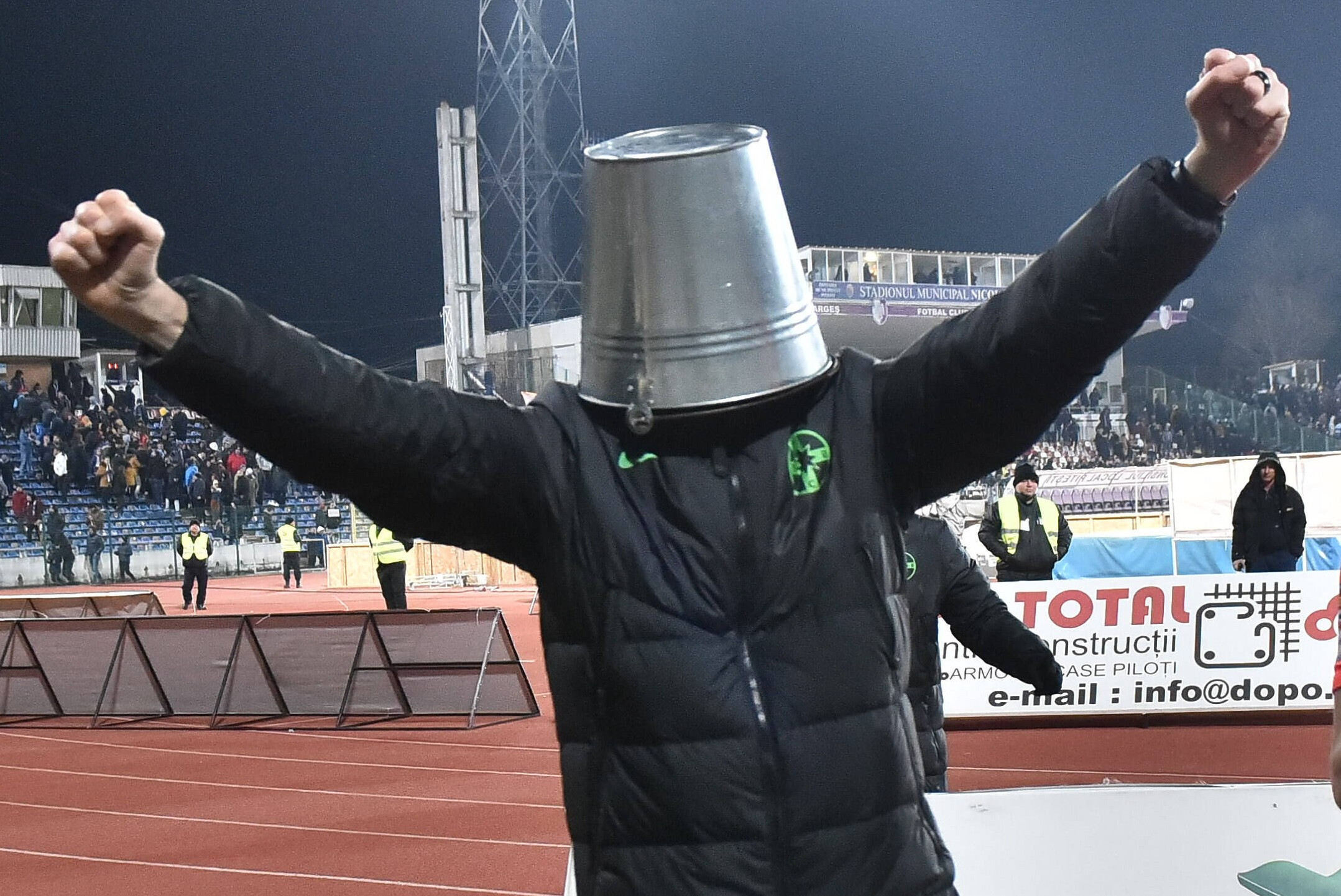 Mihai Stoica, analistul care &icirc;și bagă degetul mijlociu &icirc;n mătănii