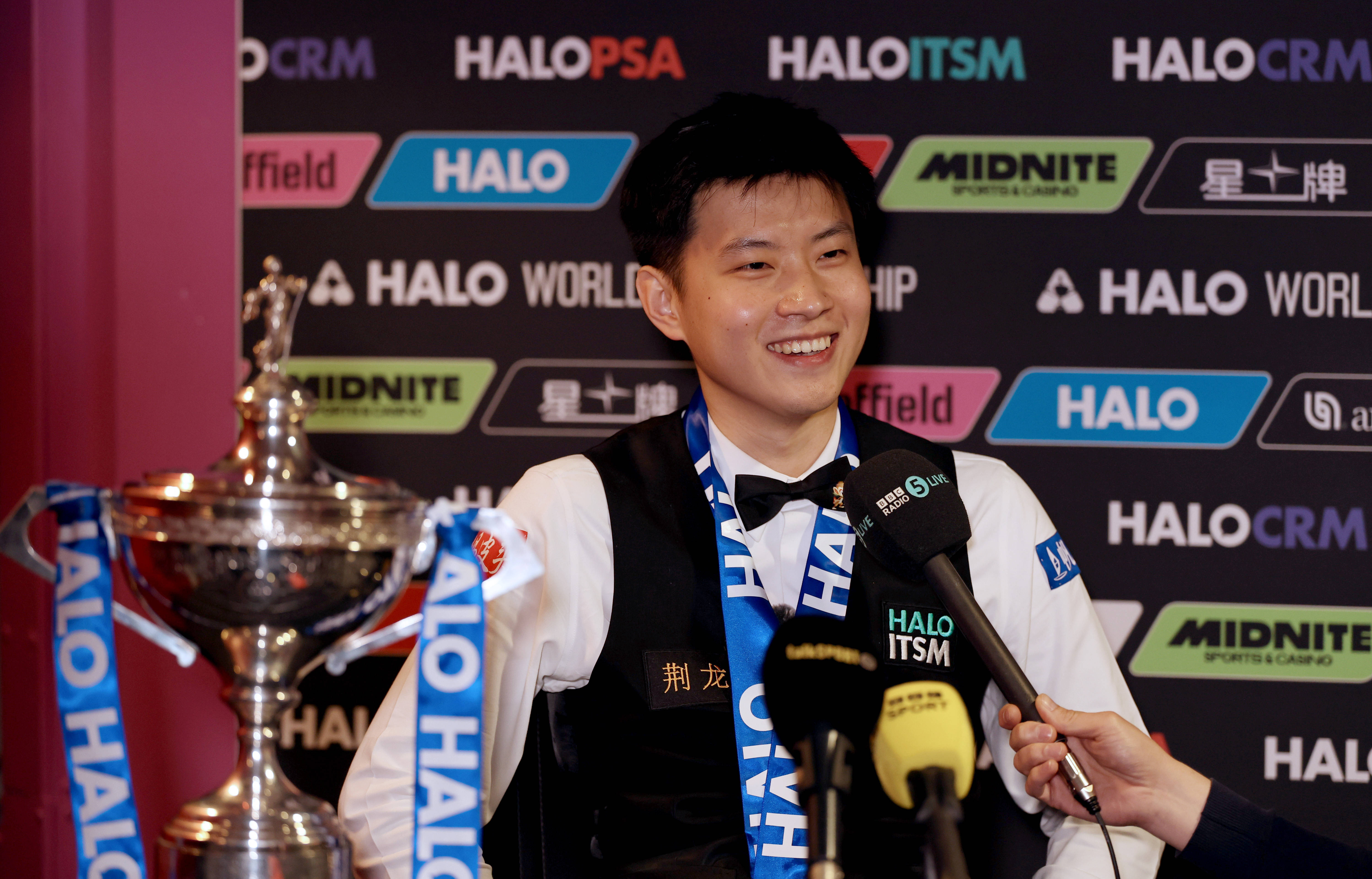 Șoc la Crucible! Chinezul suspendat aproape 2 ani pentru meciuri aranjate a devenit campion mondial la snooker