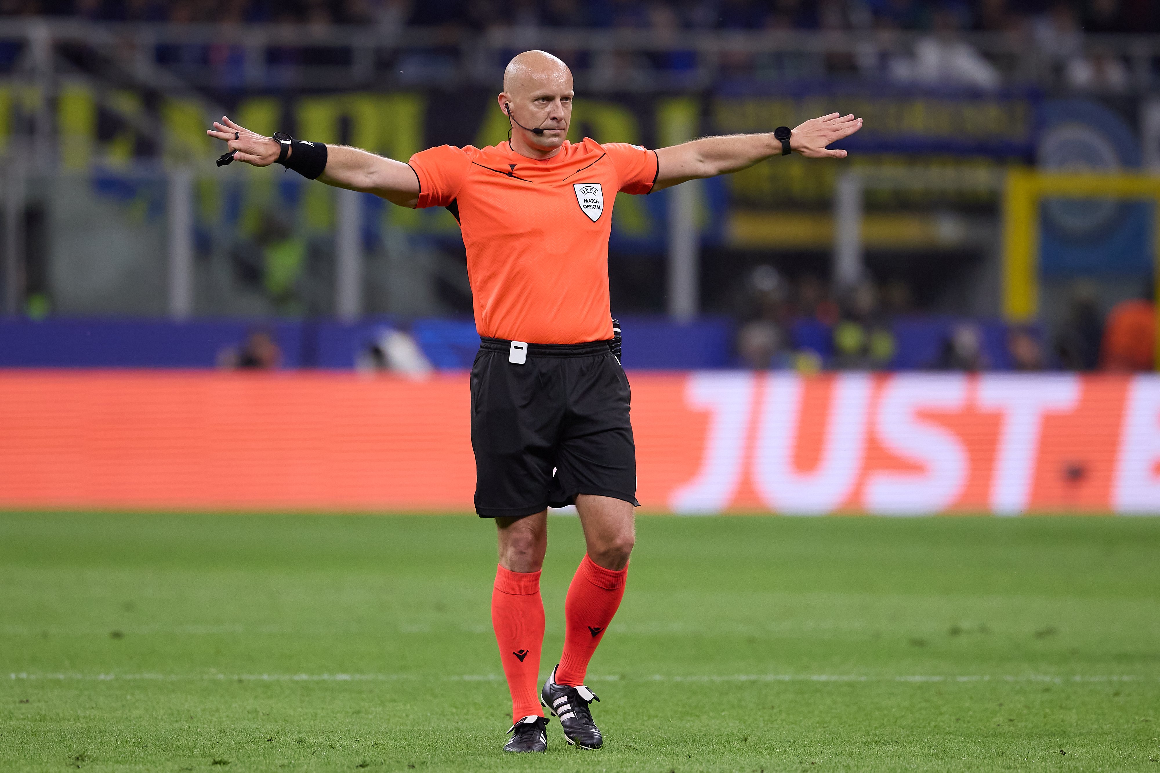 Polonezii sunt convinși: decizia UEFA &icirc;n cazul lui Szymon Marciniak după controversele de la Inter - Barcelona