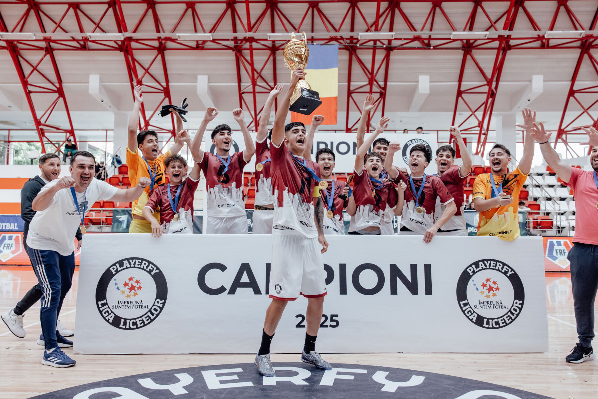 Liga Liceelor și-a desemnat campioana! Colegiul Tehnic Feroviar &bdquo;Mihai I&rdquo; a cucerit trofeul &icirc;n Sala Dinamo (exclusiv PRO ARENA și VOYO)