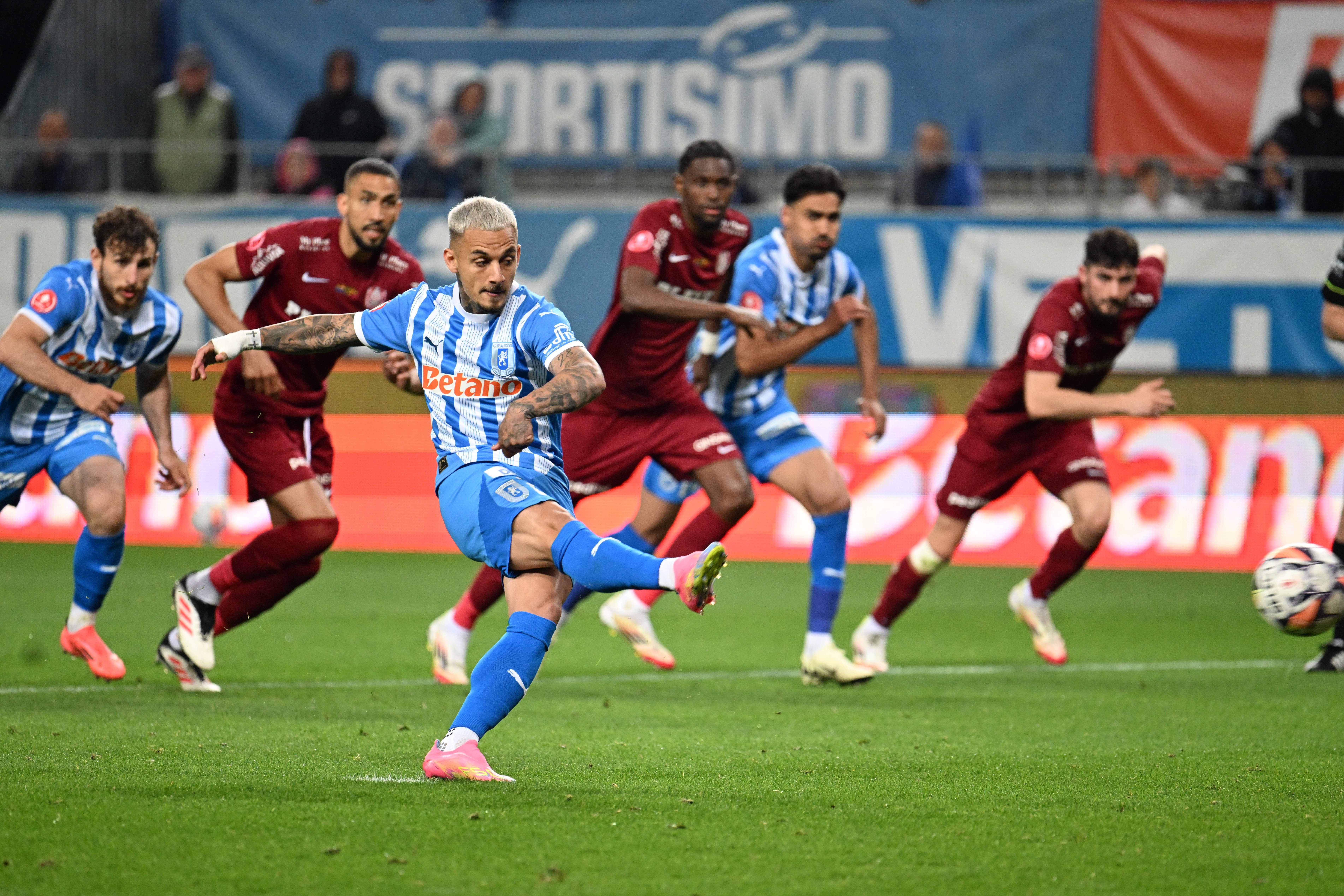 Universitatea Craiova - CFR Cluj 2-2! Cele două adversare se &icirc;ncurcă reciproc și o fac pe FCSB campioană