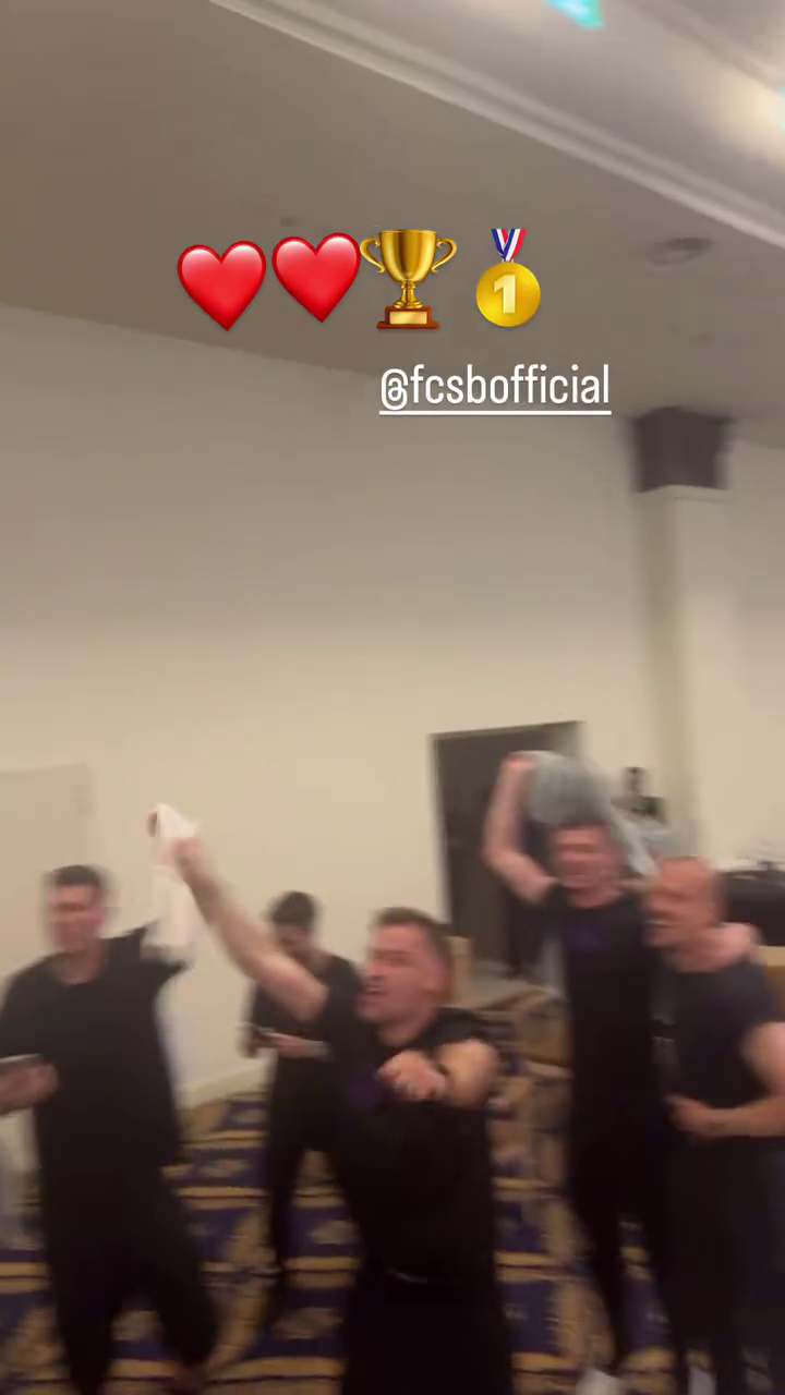 A &icirc;nceput petrecerea la Cluj! Jucătorii de la FCSB au dat startul sărbătorii după finalul partidei de la Craiova