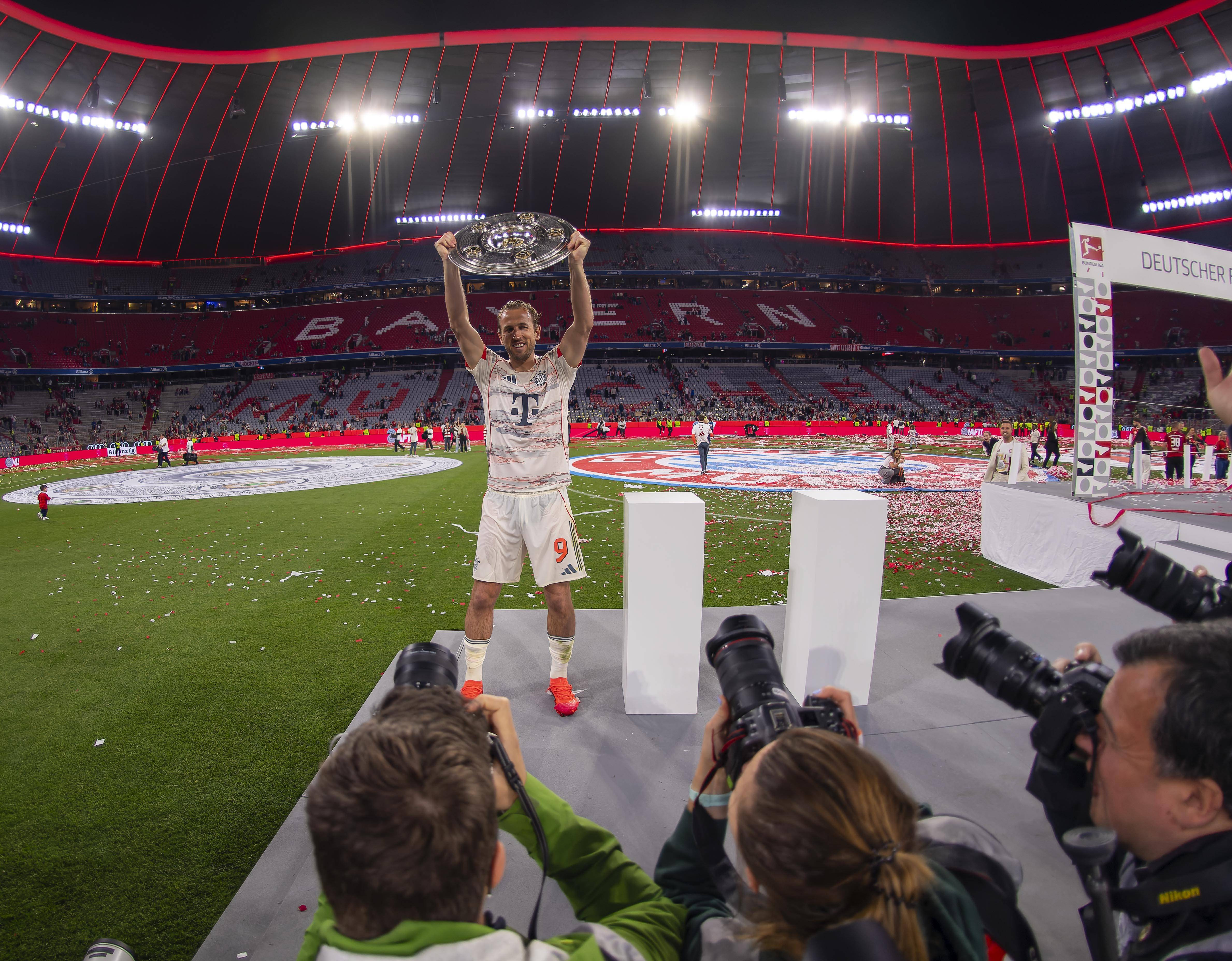 Toate camerele au fost pe Harry Kane! Imagini spectaculoase cu englezul și primul său trofeu din carieră