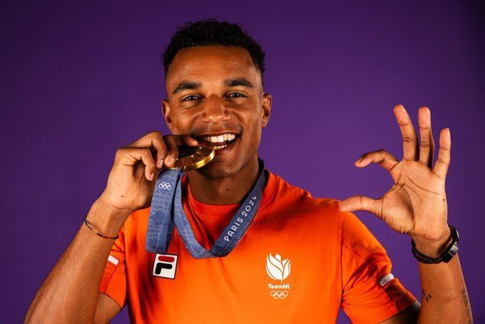 Olandezul Eugene Omalla şi-a scos la licitaţie medalia de aur c&acirc;ştigată la JO de la Paris!