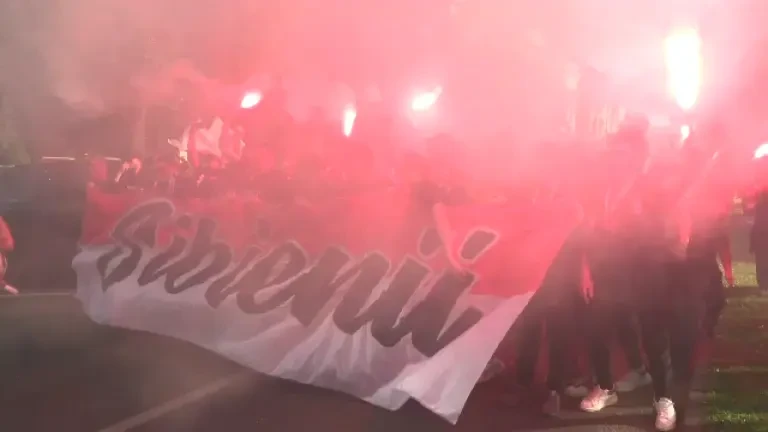 Fanii sibieni &icirc;și susțin favorita &icirc;naintea finalei din Cupa Rom&acirc;niei (14/05/2025)