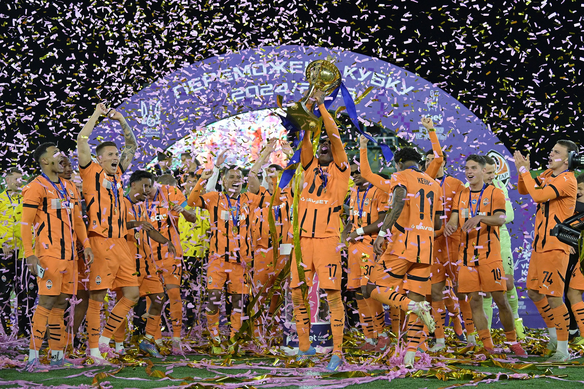 Cu 9 brazilieni &icirc;n echipă, Șahtior Donețk a c&acirc;știgat finala cu Dinamo Kiev! Au marcat 5 fotbaliști intrați după pauză