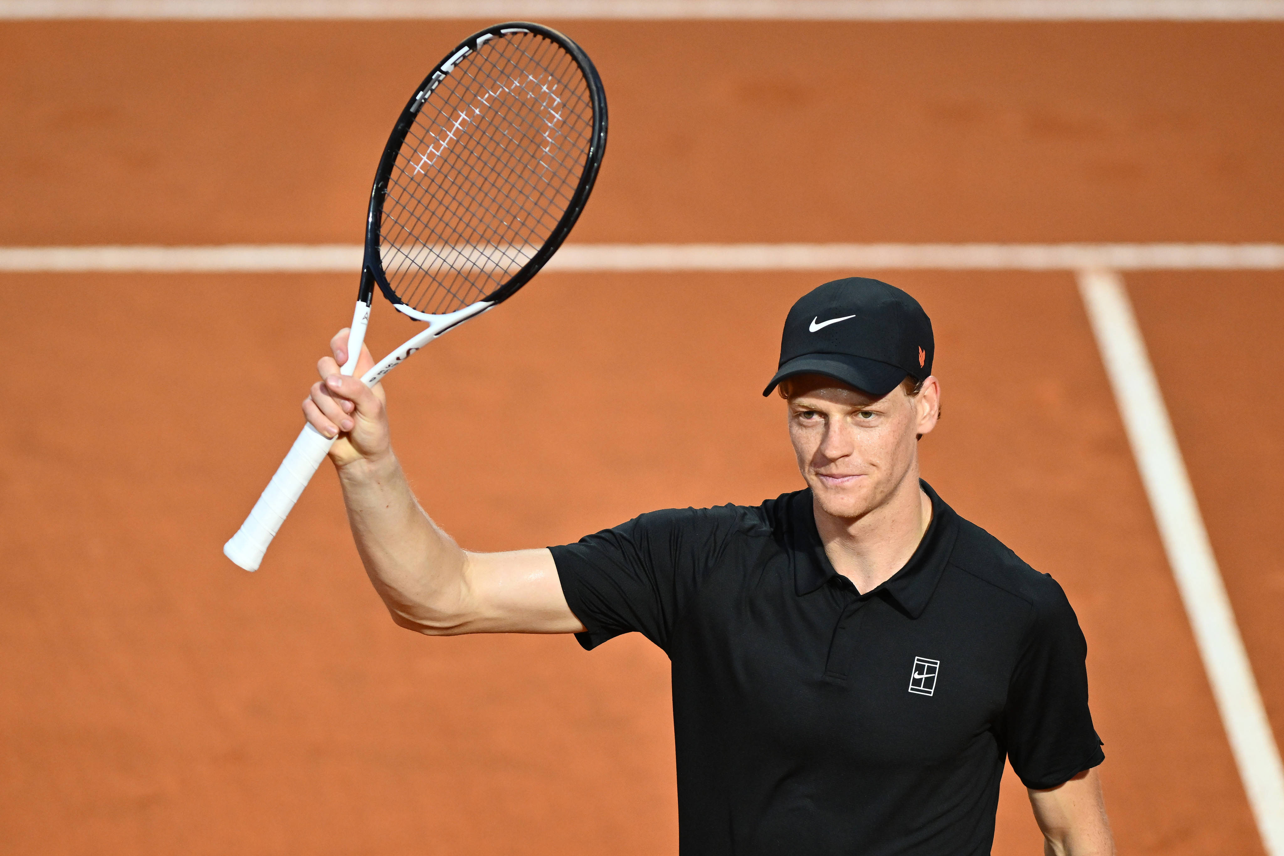 Sinner joacă și mai bine după revenire: l-a &icirc;nvins pe numărul 7 ATP cu 6-0, 6-1, &icirc;n sferturile turneului de la Roma
