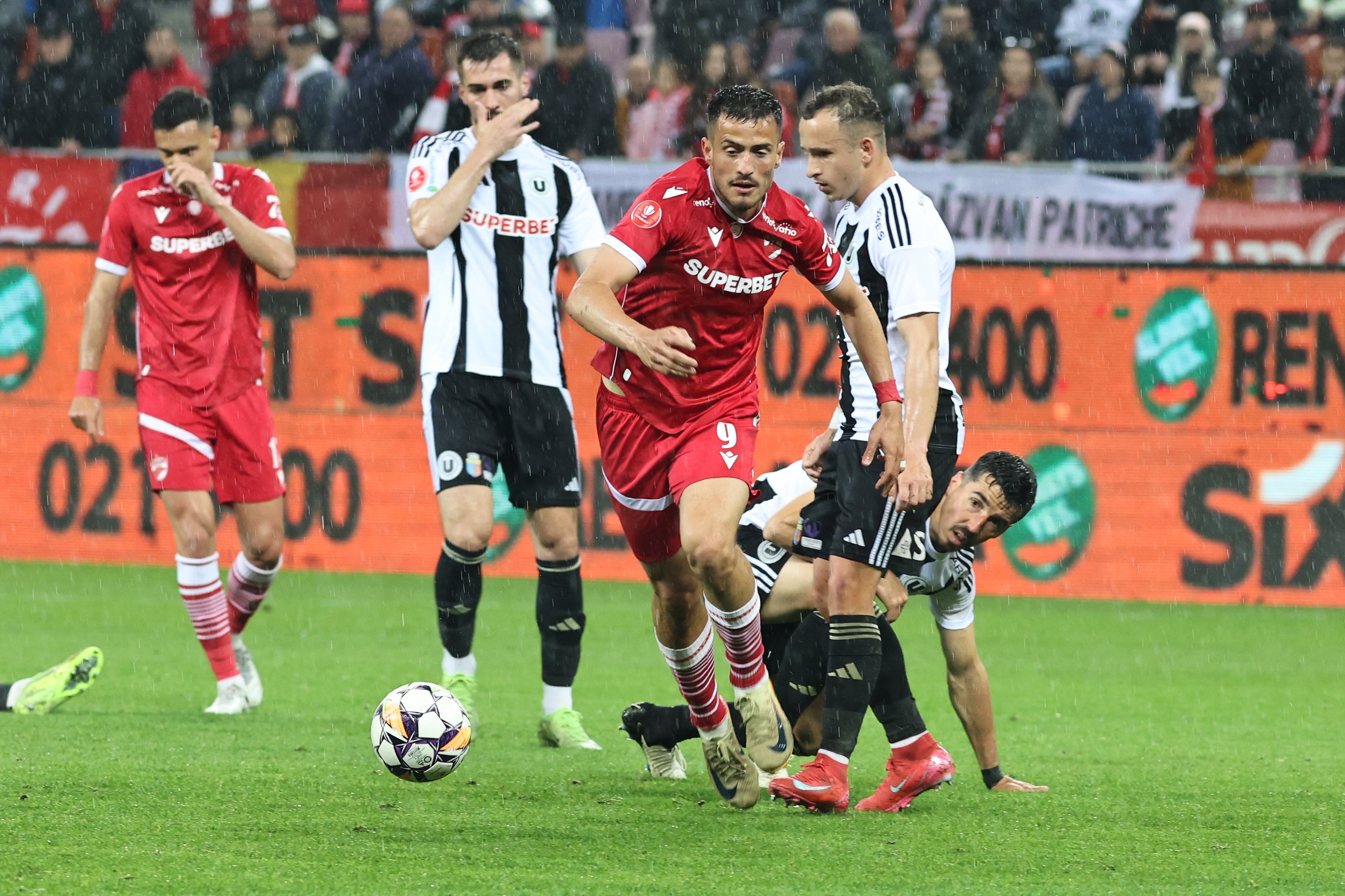 Dinamo - U Cluj 1-3. Ce spectacol! Ardelenii fac remontada &icirc;n zece jucători și &icirc;și asigură cel puțin loc de baraj