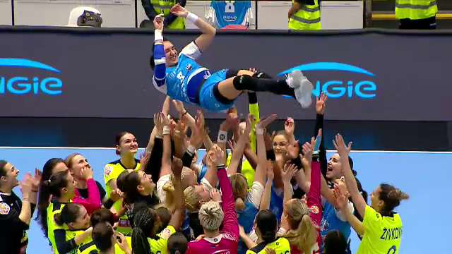 Cristina Neagu s-a retras! A izbucnit imediat &icirc;n pl&acirc;ns și ambele echipe au purtat-o pe brațe