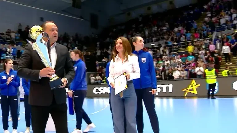 Cristina Neagu primește trofeul de campioană pentru CSM (18 mai 2025)