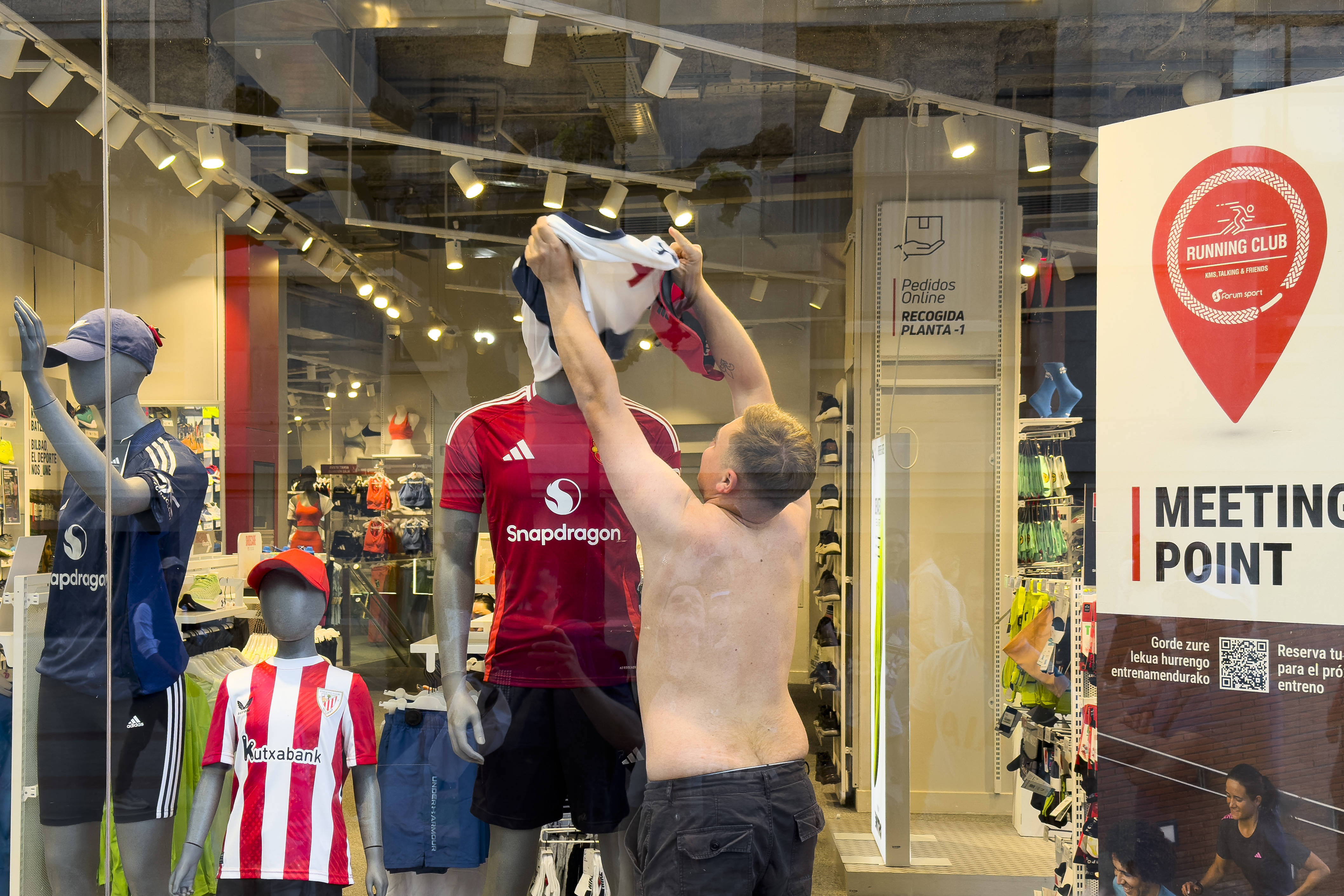 Tolea Ciumac style! Bătaie cu tomberoane &icirc;ntre fanii lui Tottenham și Manchester United &icirc;nainte de finala Europa League