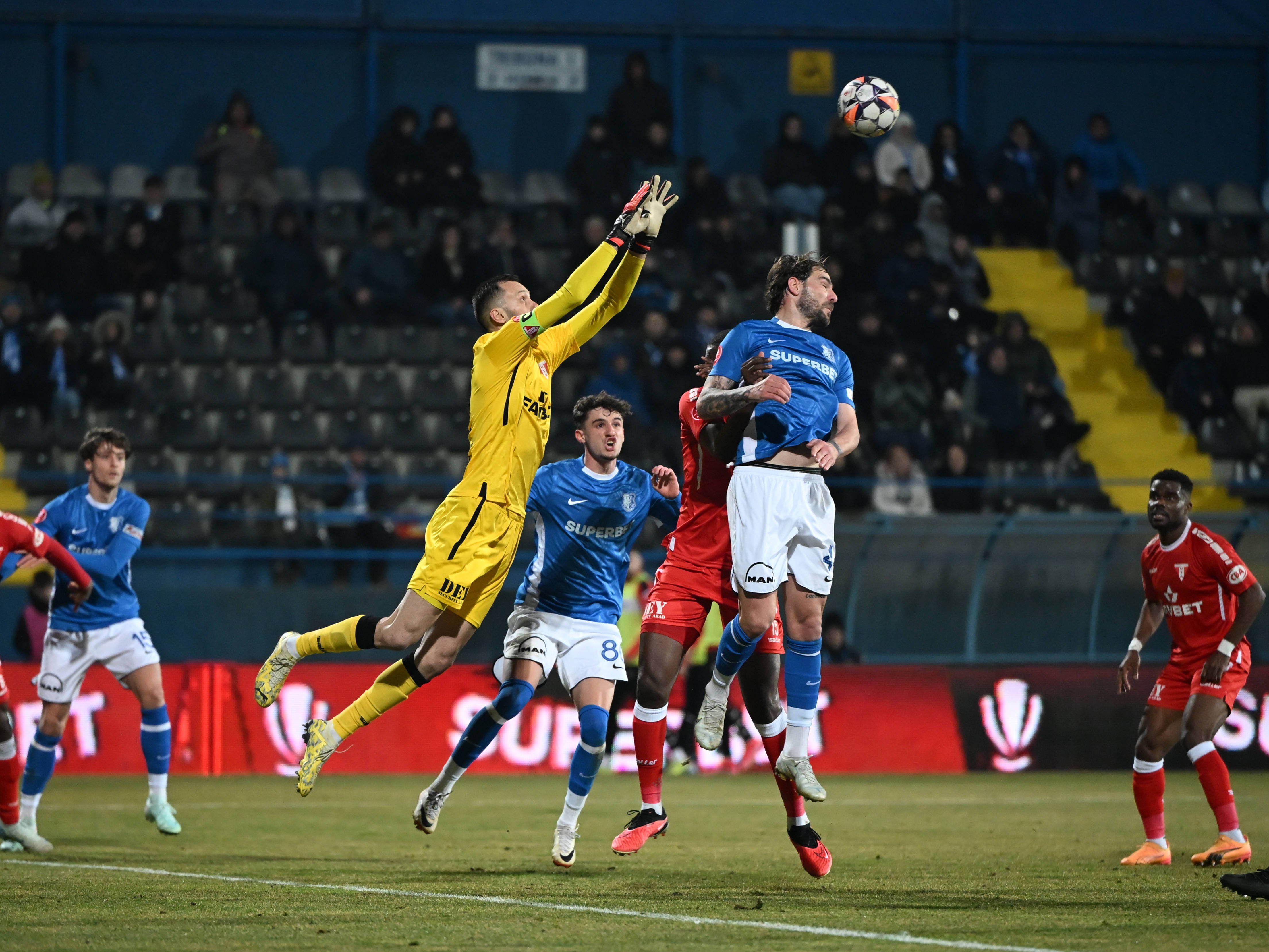 A semnat cu UTA Arad! Fotbalist de națională, care a jucat și la Arsenal