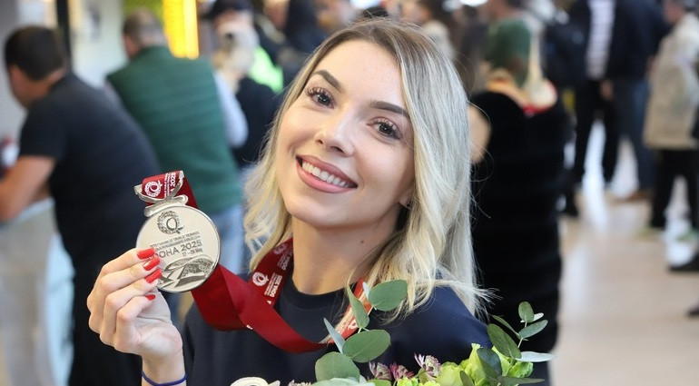 Vicecampioana mondială Bernadette Szocs a revenit la Bucureşti: &rdquo;Sunt foarte fericită!&rdquo;