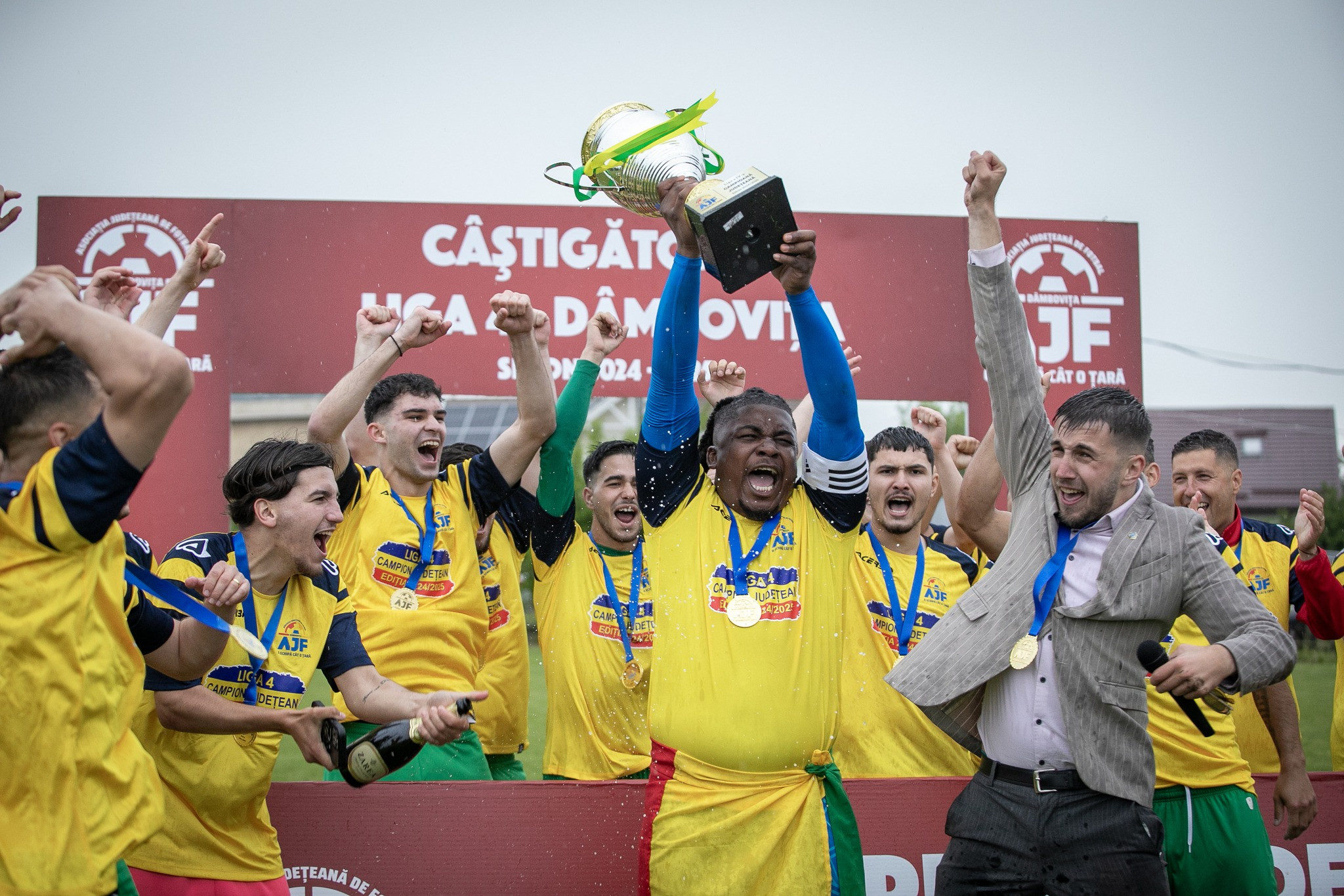 Puii de Crevedia s-au făcut mari! Primul titlu de campioană după 41 de ani, fotbalist de națională și portar-golgheter din Camerun