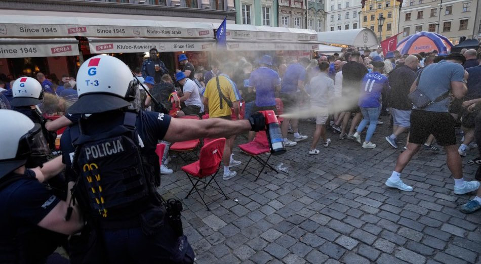 Scene violente &icirc;n Polonia, &icirc;naintea finalei Conference League! Poliția a intervenit &icirc;n forță pentru a despărți fanii lui Betis și Chelsea