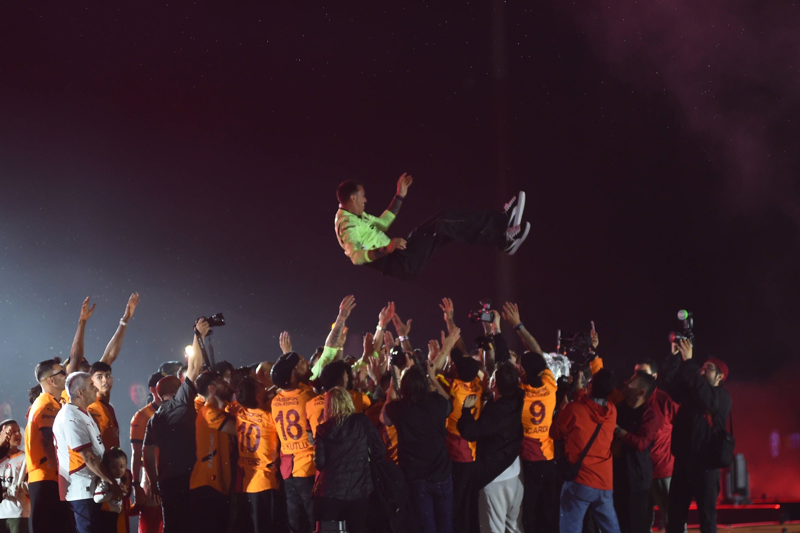Ce moment! Legenda lui Galatasaray pleacă după 14 sezoane, 19 trofee și un record de 550 de meciuri jucate pentru Cim-Bom-Bom