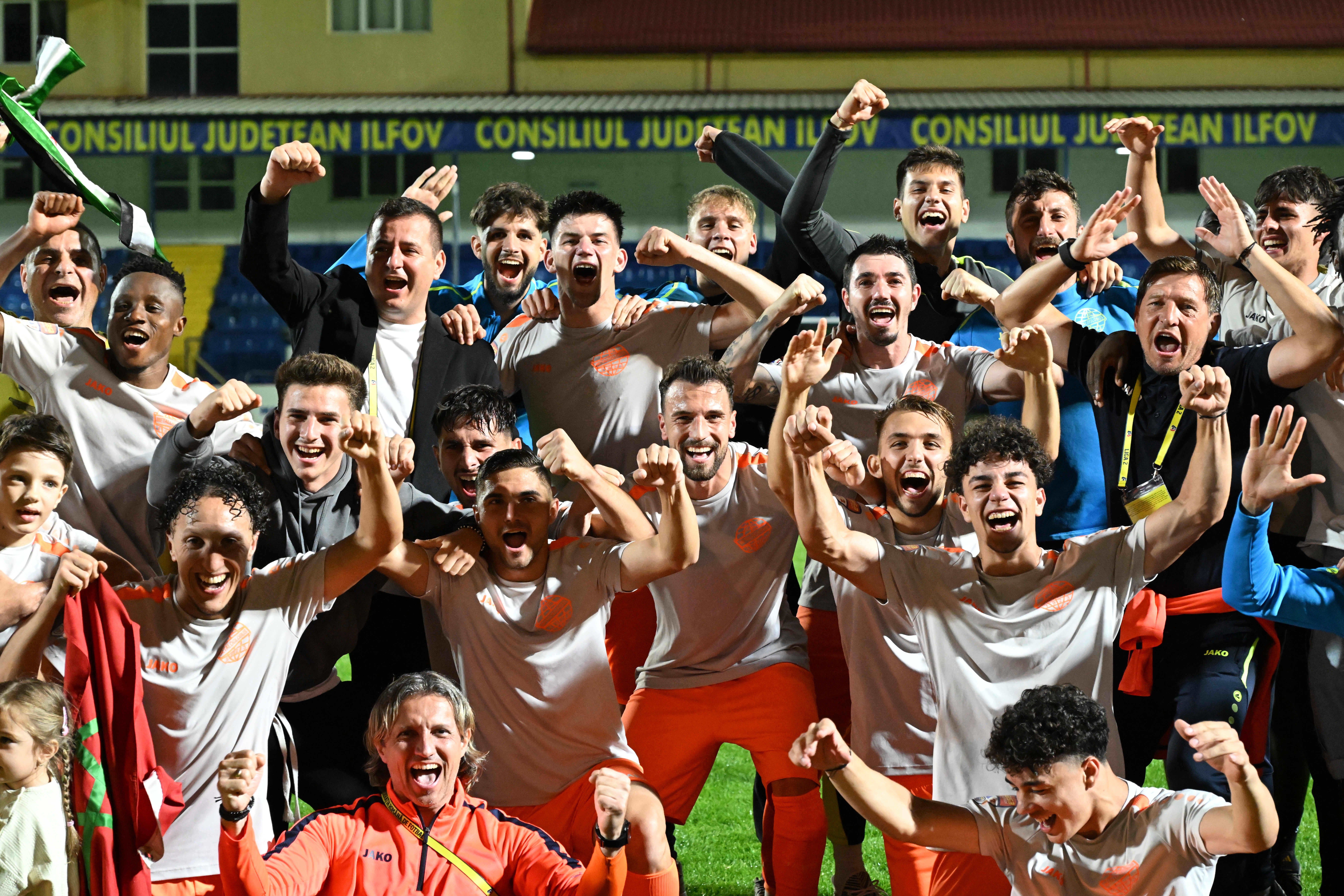 Metaloglobus, o anomalie fotbalistică: povestea din spatele promovării e de r&acirc;sul curcilor