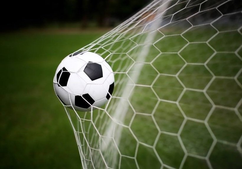 Un fotbalist de doar 14 ani, &icirc;ntre viaţă şi moarte după o ciocnire pe teren