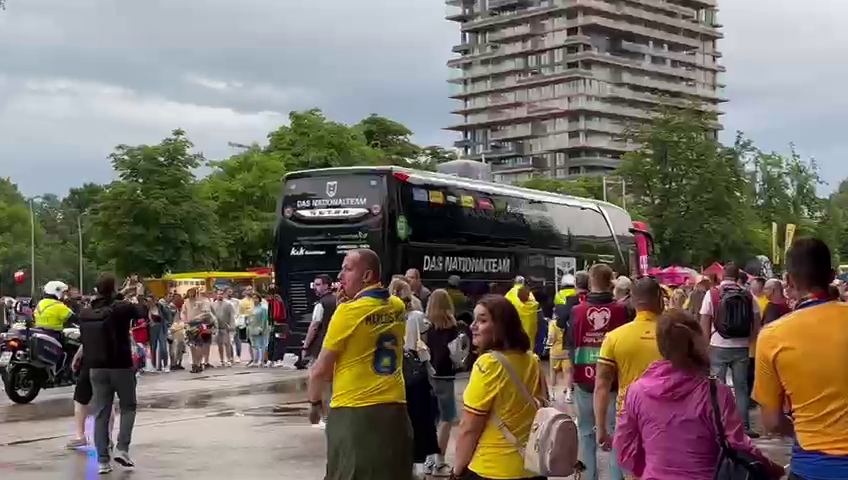Ce au făcut suporterii Rom&acirc;niei c&acirc;nd a trecut autocarul Austriei pe l&acirc;ngă ei