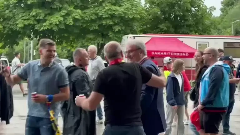 Mihai Stoichiță, &rdquo;asaltat&rdquo; de fani &icirc;nainte de Austria - Rom&acirc;nia