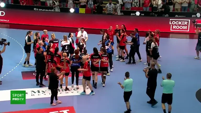 Gala Neagu | Cristina Neagu a aruncat opt mingi &icirc;n public după ce s-a &icirc;ncheiat meciul de retragere (Pro TV VOYO)