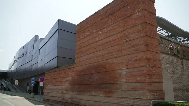 Rom&acirc;nia &icirc;nfruntă Italia pe un stadion apărat de zidurile unei cetăți medievale. Imagini superbe din Mica Italie